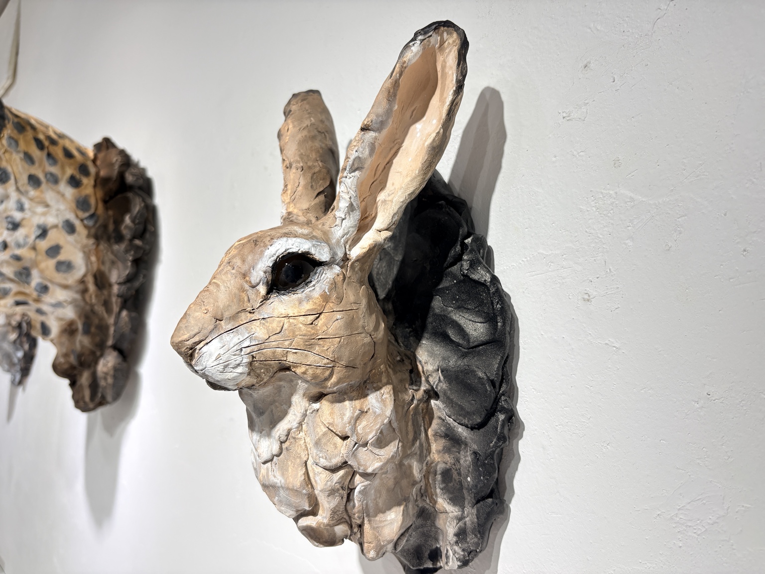 瀬戸優《Proof of Life -ウサギ-》、作者の手の痕跡を残したテラコッタ作品