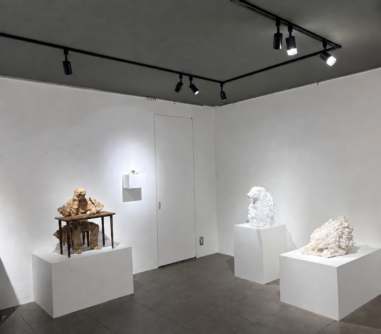 SHAFT 2 展示風景。白谷琢磨と山田歩の彫刻作品が並ぶ会場風景